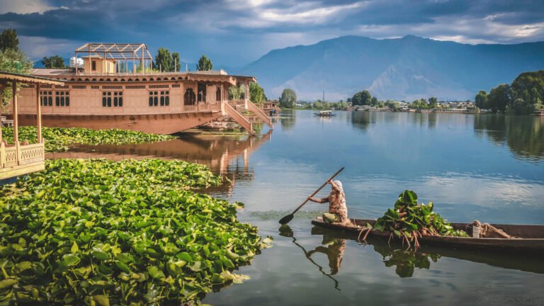 10 Things That Will Blow Your Mind About India's Beautiful Valley: Jammu and Kashmir.