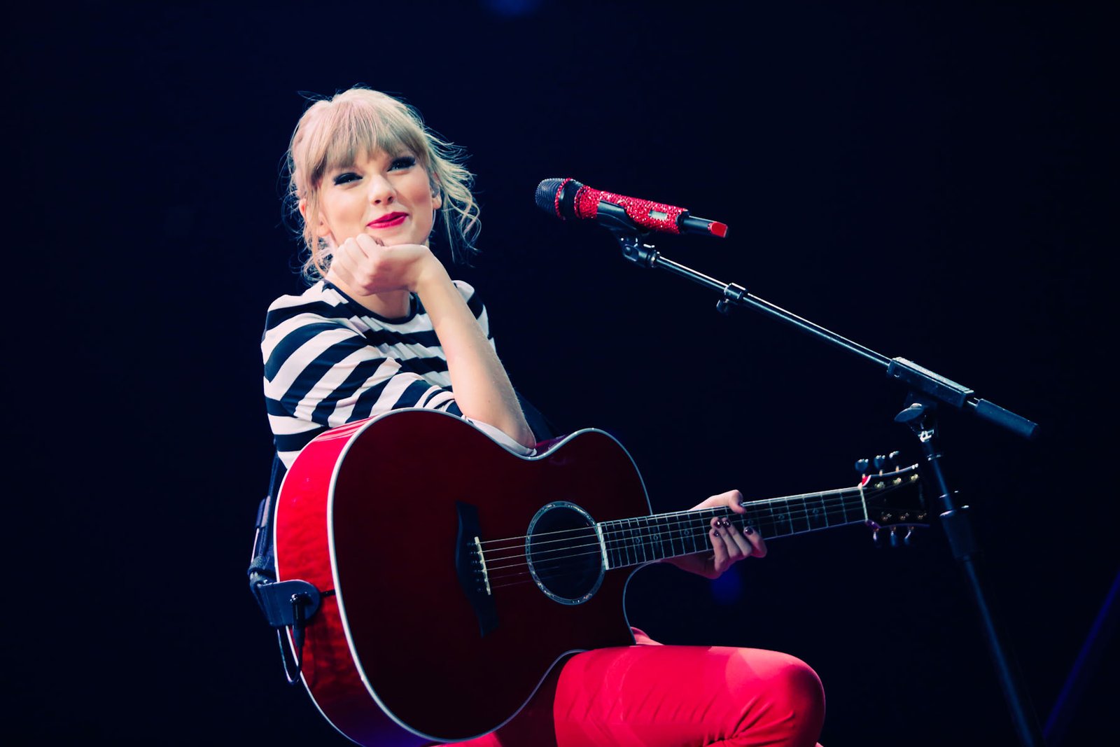 Learn Taylor Swift and Her Musical Life through her Songs in Two Minutes