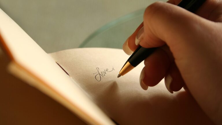 Read more about the article Take It Easy With These Top 60 Journal Prompts For Mental Health, Positivity And Self Growth!